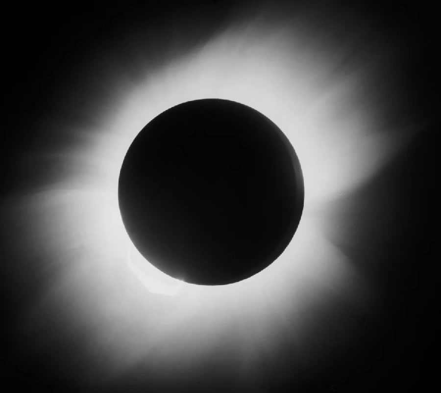 Fotografia positiva em vidro da coroa do eclipse solar de 29 de maio de 1919 tirada em Sobral, Ceará