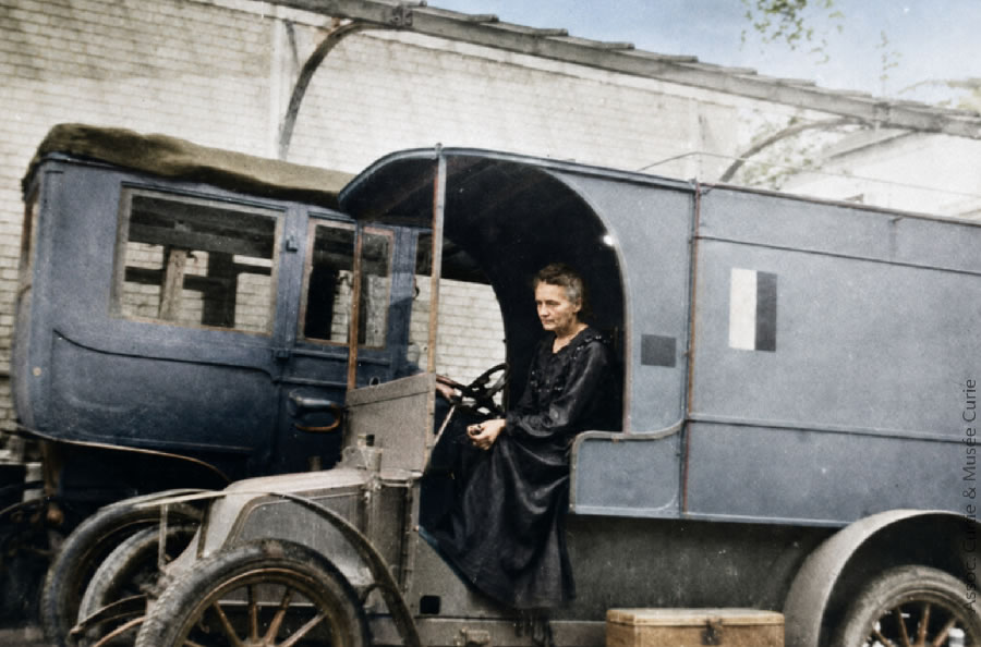 Marie Curie ao volante de um dos carros de raios-X conhecidos como Petites Curies