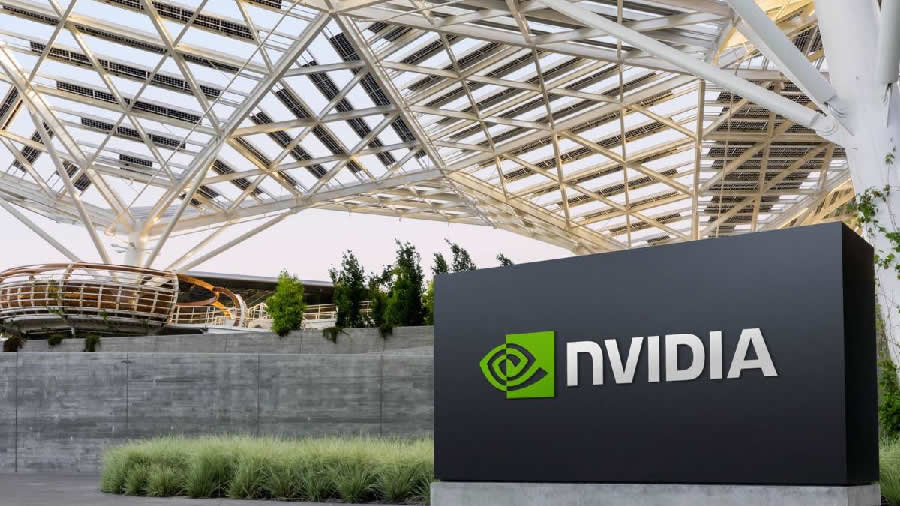 Placa com logotipo da Nvidia representando o investimento em supercomputadores para IA