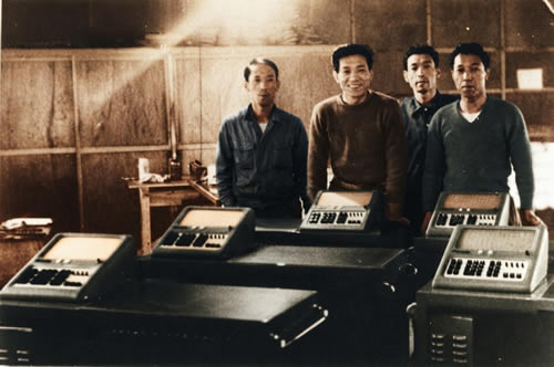  Os irmãos Kashio (Toshio, Kazuo, Tadao e Yukio) ao lado da calculadora Casio 14-A em 1957. A máquina tornou-se a primeira calculadora elétrica compacta do mundo e introduziu o teclado numérico de dez teclas que se tornaria padrão na indústria. (Crédito: Casio Computer Co., Ltd.)