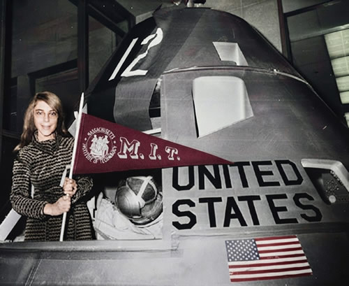 Margaret Hamilton ao lado das listagens do software Apollo