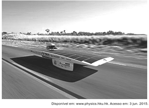 Carro solar Tokai Challenger em movimento numa pista