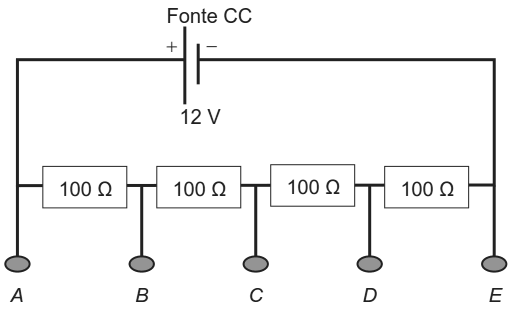 Esquema de divisor de tensão com fonte de 12V e quatro resistores de 100 ohms.